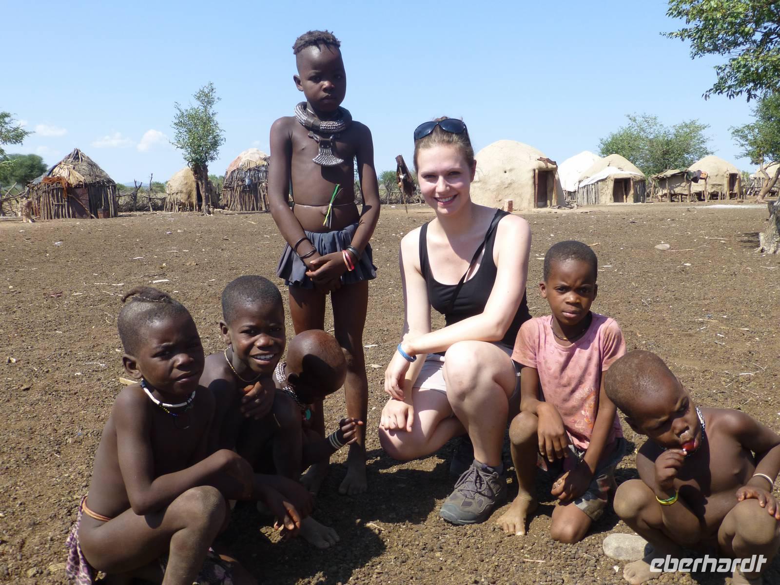 Kindern aus dem Himba-Dorf