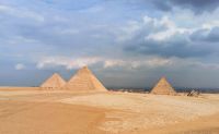 Cheops-, Chephren- und Mykerinospyramiden auf dem Gizeh Plateau &ndash; &copy; Simone Willner (Eberhardt TRAVEL)