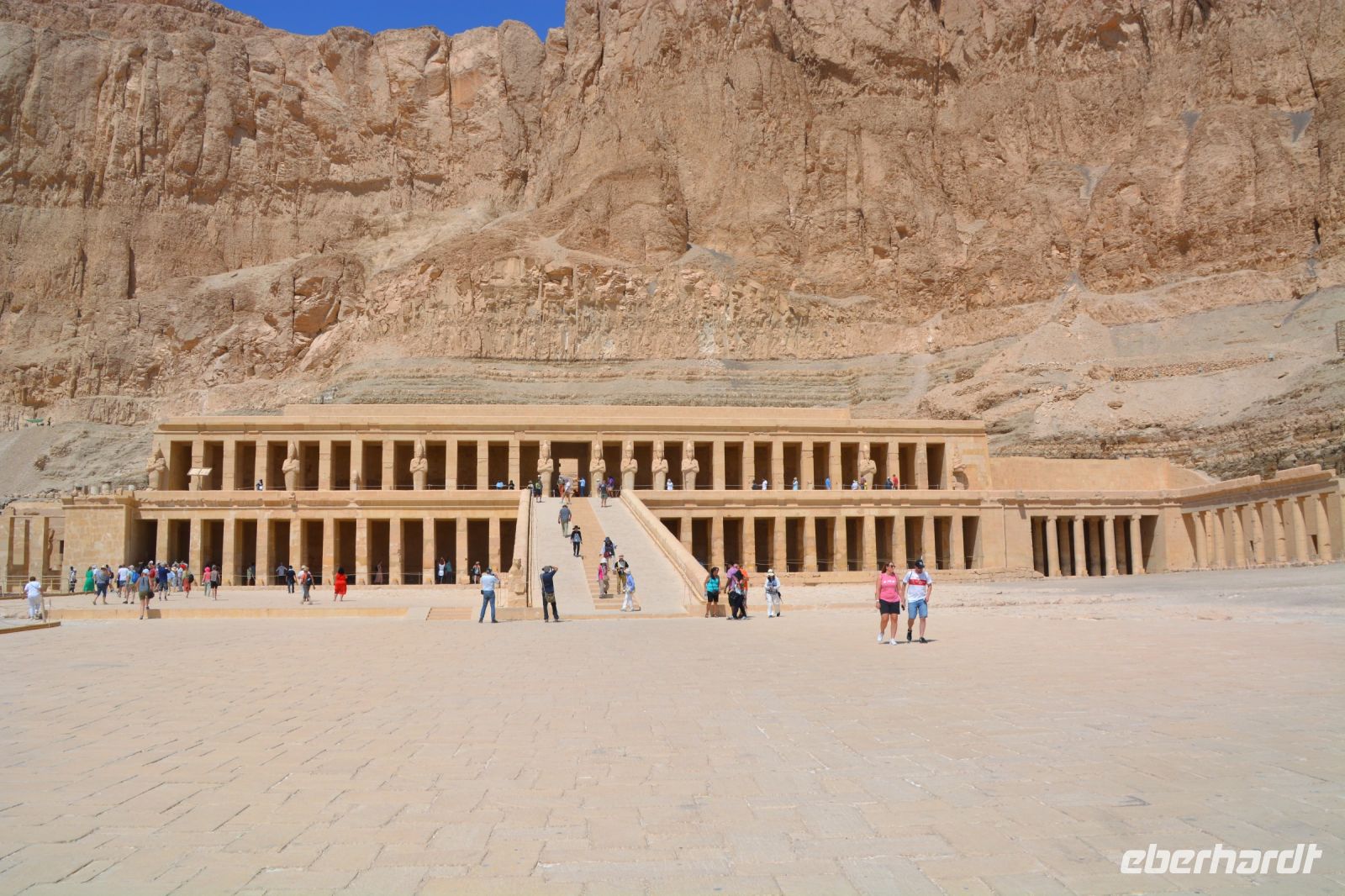 Blick zum Tempel der Hatschepsut  &ndash; &copy; Gina Egenolf (Eberhardt TRAVEL)