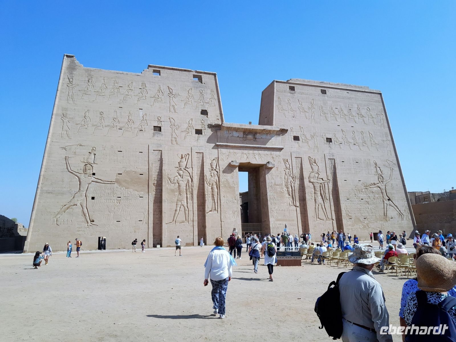 Vor dem Horus Tempel &ndash; &copy; Gina Egenolf (Eberhardt TRAVEL)