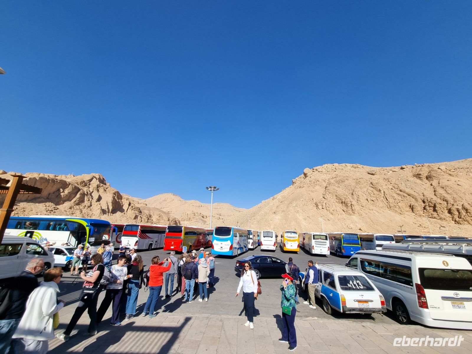 Tal der Könige - voller Parkplatz um 9 Uhr... &ndash; &copy; Katrin Deutschbein (Eberhardt TRAVEL)