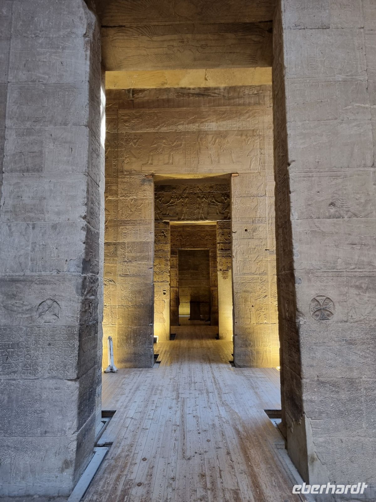 Assuan - Tempel von Philae (Zugang zum mittleren Raum des Allerheiligsten Sanktuars) &ndash; &copy; Katrin Deutschbein (Eberhardt TRAVEL)
