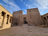 Assuan - Tempel von Philae (Hof des Isis-Tempels mit dem zweiten Pylon) &ndash; &copy; Katrin Deutschbein (Eberhardt TRAVEL)
