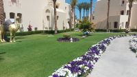 Spaziergang auf dem Hotelgeländer Jaz Makadi Star & Spa, Hurghada &ndash; &copy; Anette Rietz (Eberhardt TRAVEL)