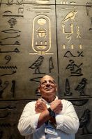 Reiseleiter Essam (in Position als Ramses)  im Neuen Ägyptischen Museum &ndash; &copy; Simone Willner (Eberhardt TRAVEL)