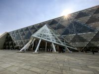 Futuristischer Eingang ins Neue Ägyptische Museum in Kairo &ndash; &copy; Simone Willner (Eberhardt TRAVEL)