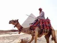 Quotenkirtsch: diesmal vor den Pyramiden &ndash; &copy; Simone Willner (Eberhardt TRAVEL)
