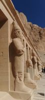 Riesige Skulpturen am Hatschepsuttempel &ndash; &copy; Simone Willner (Eberhardt TRAVEL)