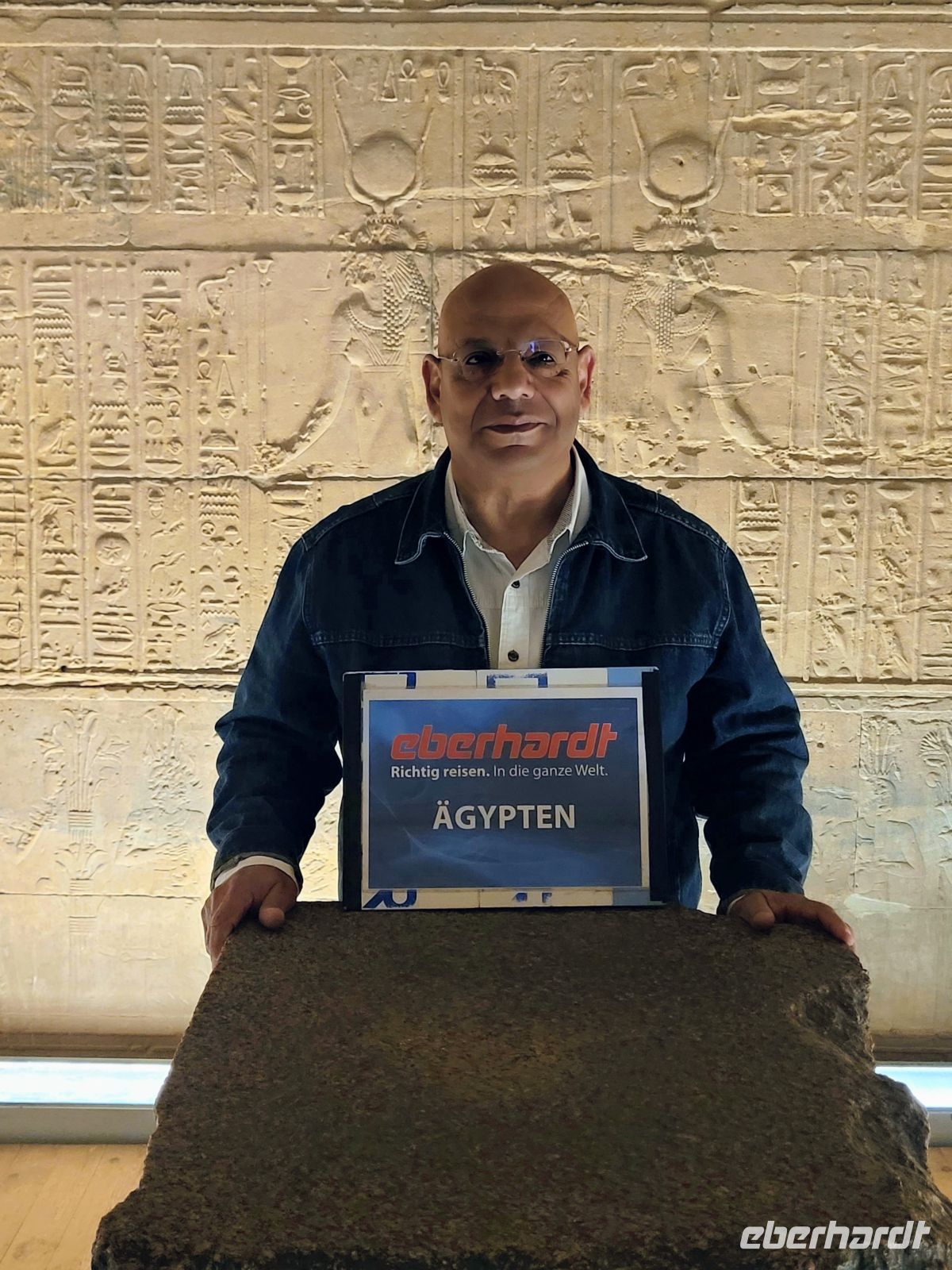 100 - Assuan -  Isis-Tempel - Pharao Essam &ndash; &copy; Jens Petzoldt (Eberhardt TRAVEL)