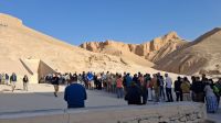 lange Schlangen vor den Gräber auf unserem Rückweg  &ndash; &copy; Anette Rietz (Eberhardt TRAVEL)