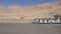 Elektrowagen vor dem Tempel Hatschepsut &ndash; &copy; Anette Rietz (Eberhardt TRAVEL)