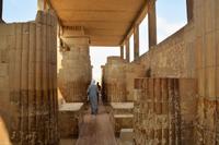Eingang zum Geländer der Pyramide &ndash; &copy; Gina Egenolf (Eberhardt TRAVEL)