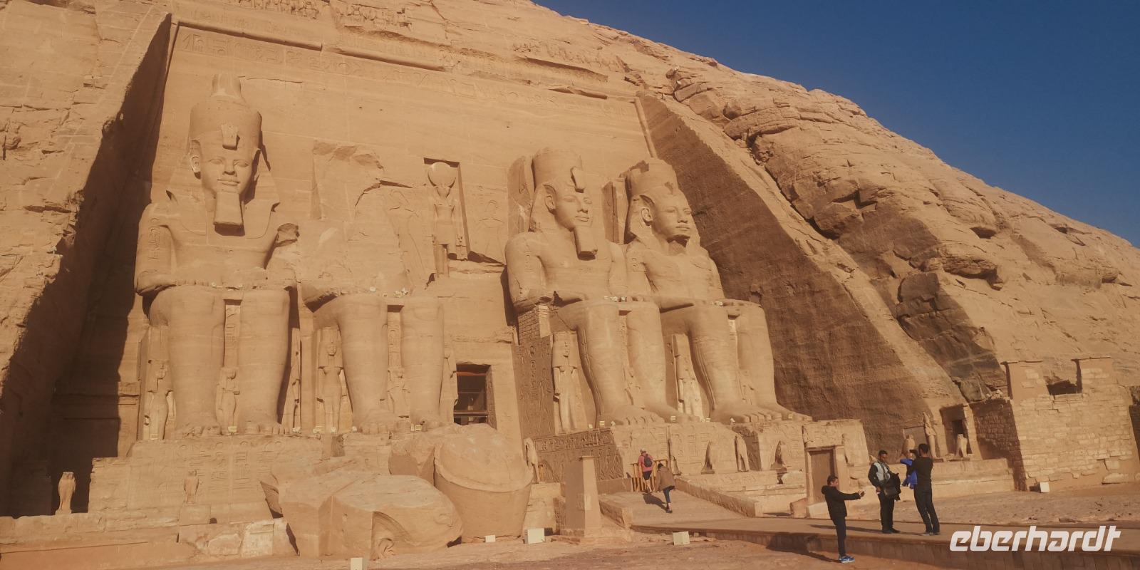 Abu Simbel Außen &ndash; &copy; Eva Sieglow (Eberhardt TRAVEL)