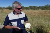 Hartmut mit wilder Melone &ndash; &copy; Frank Nimschowski (Eberhardt TRAVEL)