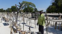 unterwegs Richtung Rundu, Holzschnitzer am Straßenrand &ndash; &copy; Frank Nimschowski (Eberhardt TRAVEL)