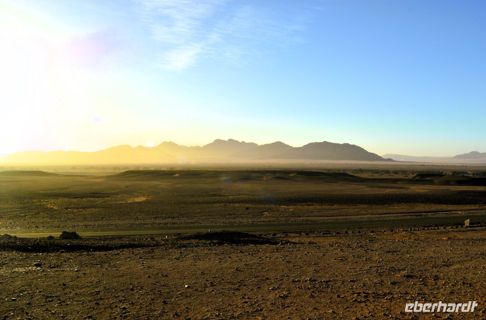 Gegenlicht im Namib Naukluft Nationalpark &ndash; &copy; Gina Egenolf (Eberhardt TRAVEL)