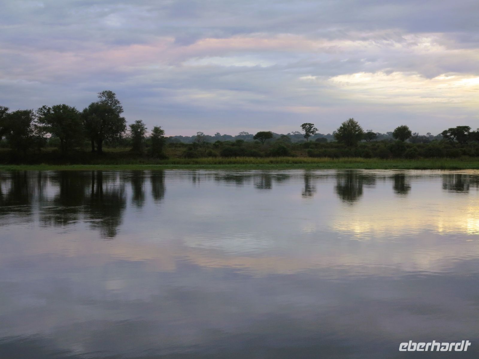 106 Morgenstimmung am Okavango &ndash; &copy; Burkhard Herpich (Eberhardt TRAVEL)