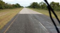 101 Kurz vor Ndhovu ändert sich der Straßenbelag &ndash; &copy; Burkhard Herpich (Eberhardt TRAVEL)