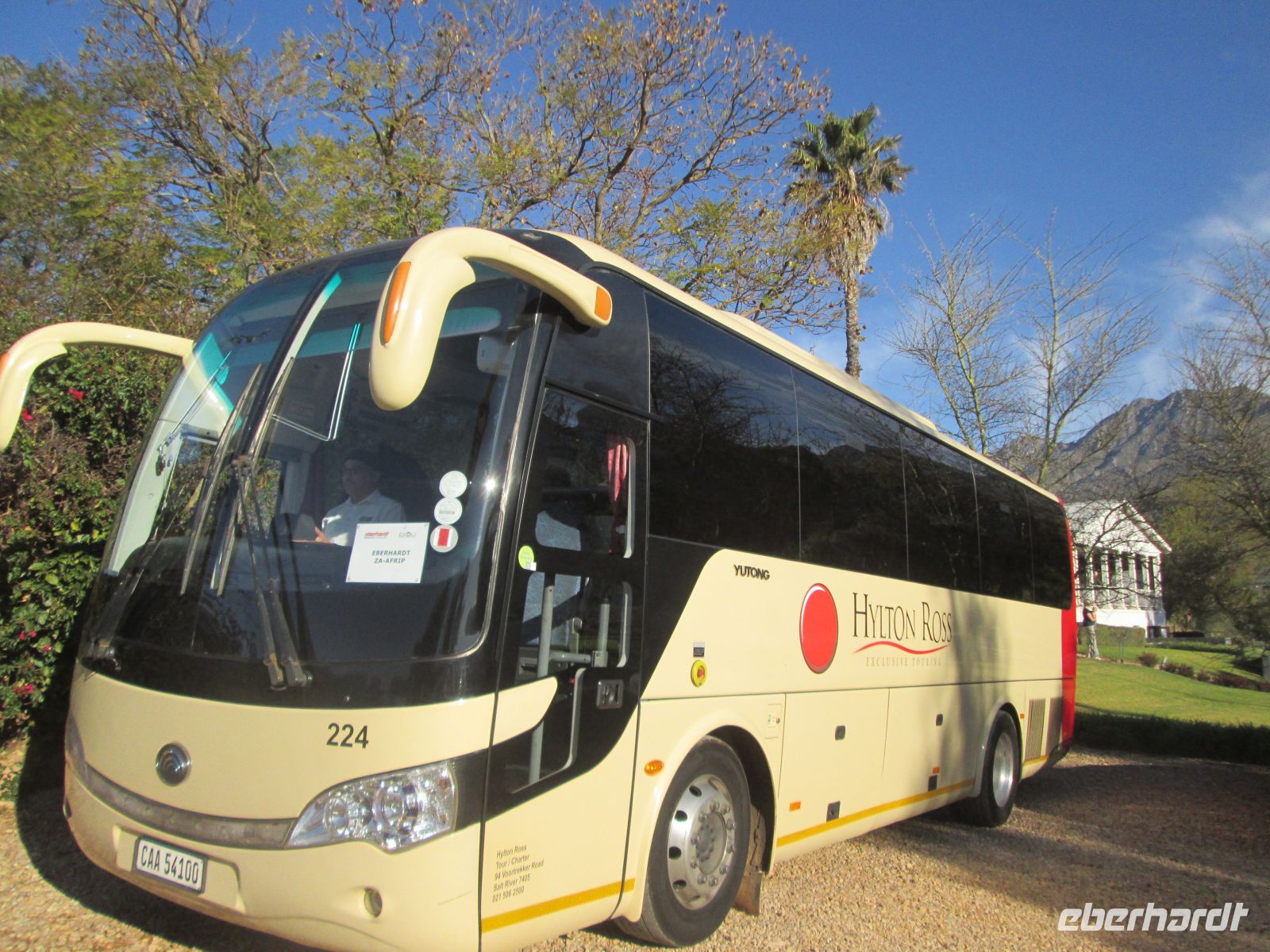 unser Tourbus in Swartberg Country Manor &ndash; &copy; Heike Heinen (Eberhardt TRAVEL)
