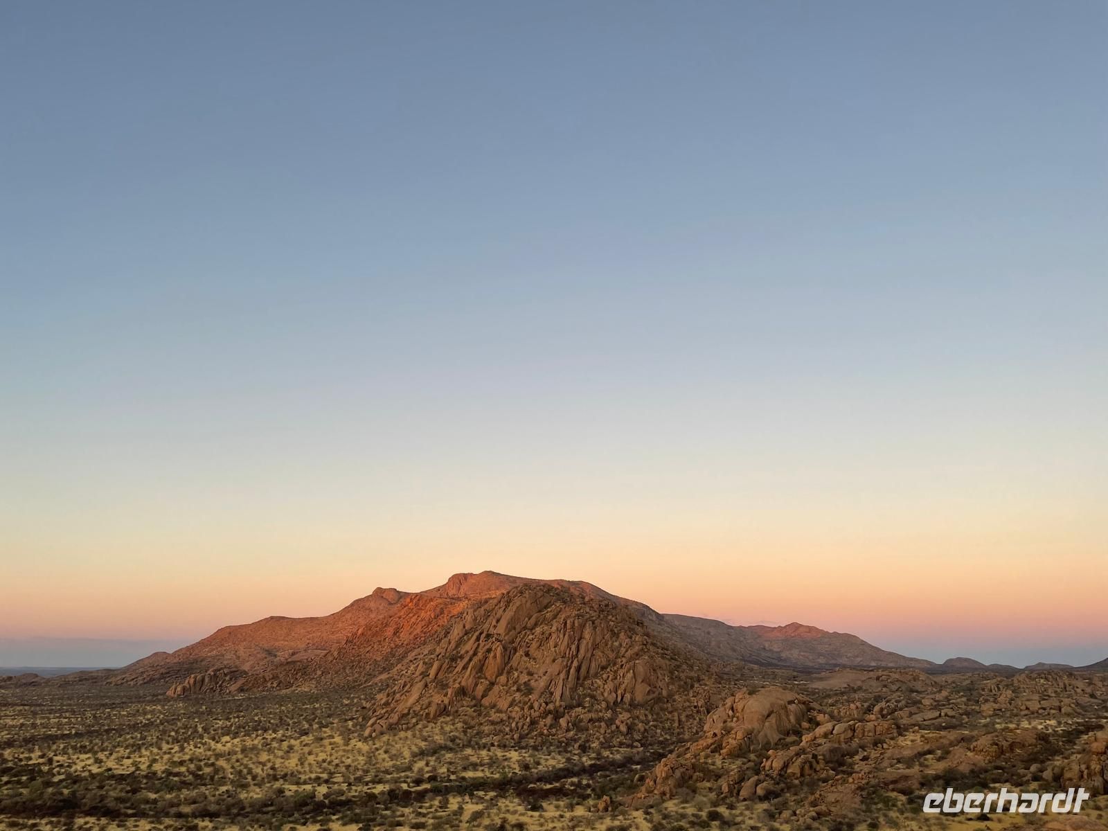 2. Sundowner Walk, Ai Aiba Rock Painting Lodge &ndash; &copy; Geena Dutschmann (Eberhardt TRAVEL)