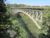 Victoria Wasserfälle - Eisenbahnbrücke zwischen Simbabwe und Sambia &ndash; &copy; Annette Weise (Eberhardt TRAVEL)