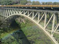 Victoria Wasserfälle - Eisenbahnbrücke zwischen Simbabwe und Sambia &ndash; &copy; Annette Weise (Eberhardt TRAVEL)