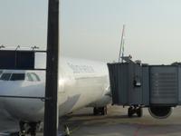 der Flieger wird angedockt &ndash; &copy; Kathrin Mickan (Eberhardt TRAVEL)