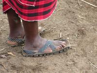 Ngorongoro Nationalpark - Besuch bei den Massai - Schuhe aus Autoreifen &ndash; &copy; Annette Weise (Eberhardt TRAVEL)