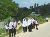 Stone Town - Fahrt zur Ostküste von Sansibar - Schulkinder &ndash; &copy; Annette Weise (Eberhardt TRAVEL)