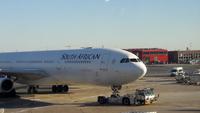 unser Maschine rollt zum Gate &ndash; &copy; Kathrin Mickan (Eberhardt TRAVEL)