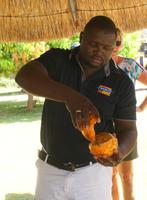 Jonas öffnet Monkey Orange &ndash; &copy; Susanne Schirmann (Eberhardt TRAVEL)