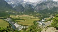 Der Vjosa windet sich durchs Tal &ndash; &copy; Simone Willner (Eberhardt TRAVEL)