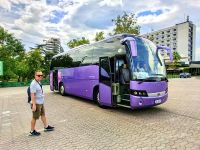 Unser Lila-Milka-Bus und Reiseleiter Alert in Elbasan &ndash; &copy; Simone Willner (Eberhardt TRAVEL)
