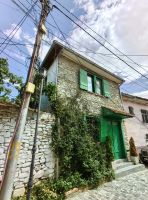 Hübsche kleine Häuser gibt es in Elbasan und die Stromleitungen sind interessant verwoben &ndash; &copy; Simone Willner (Eberhardt TRAVEL)