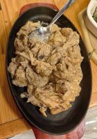 Geräuchertes Schweinefleisch in Sahnesauce, köstliches Abendessen in Permet &ndash; &copy; Simone Willner (Eberhardt TRAVEL)