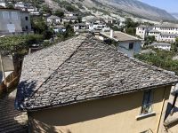 Für diese Dächer aus Stein ist Gjirokastra bekannt und berühmt &ndash; &copy; Simone Willner (Eberhardt TRAVEL)