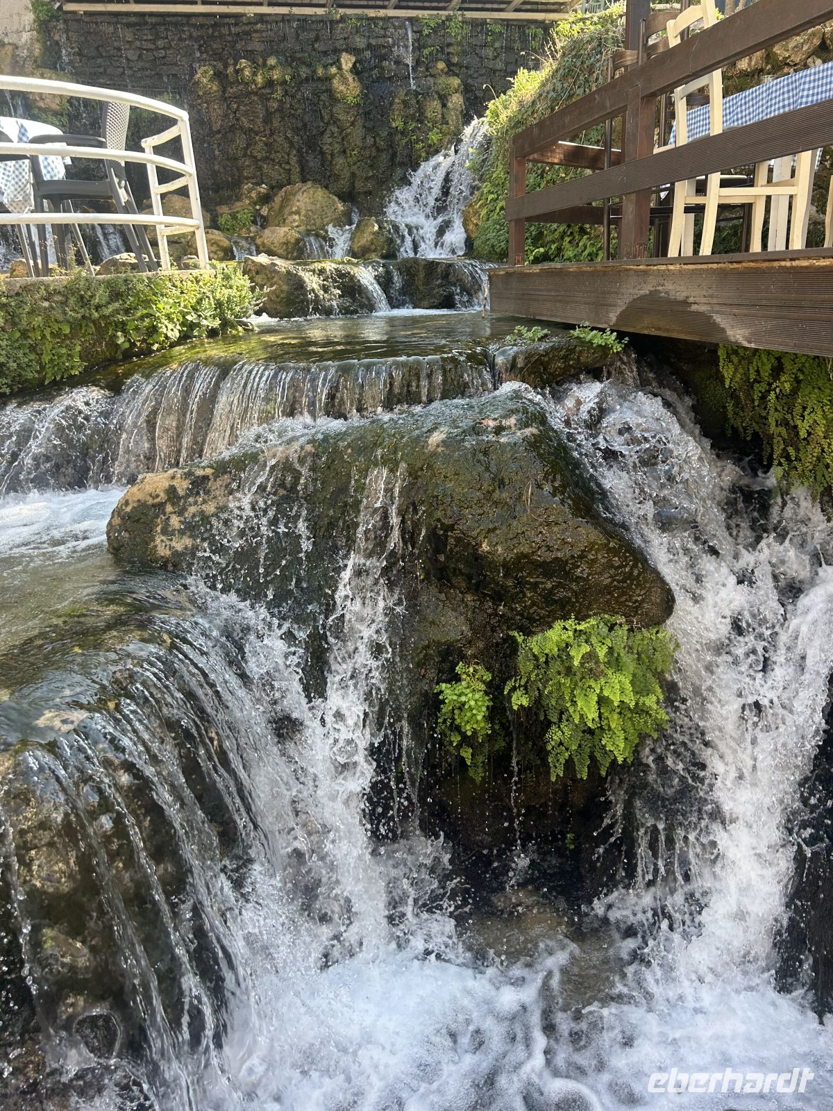 Wasserfall hinter dem Restaurant   &ndash; &copy; Carola Gastmeier (Eberhardt TRAVEL)