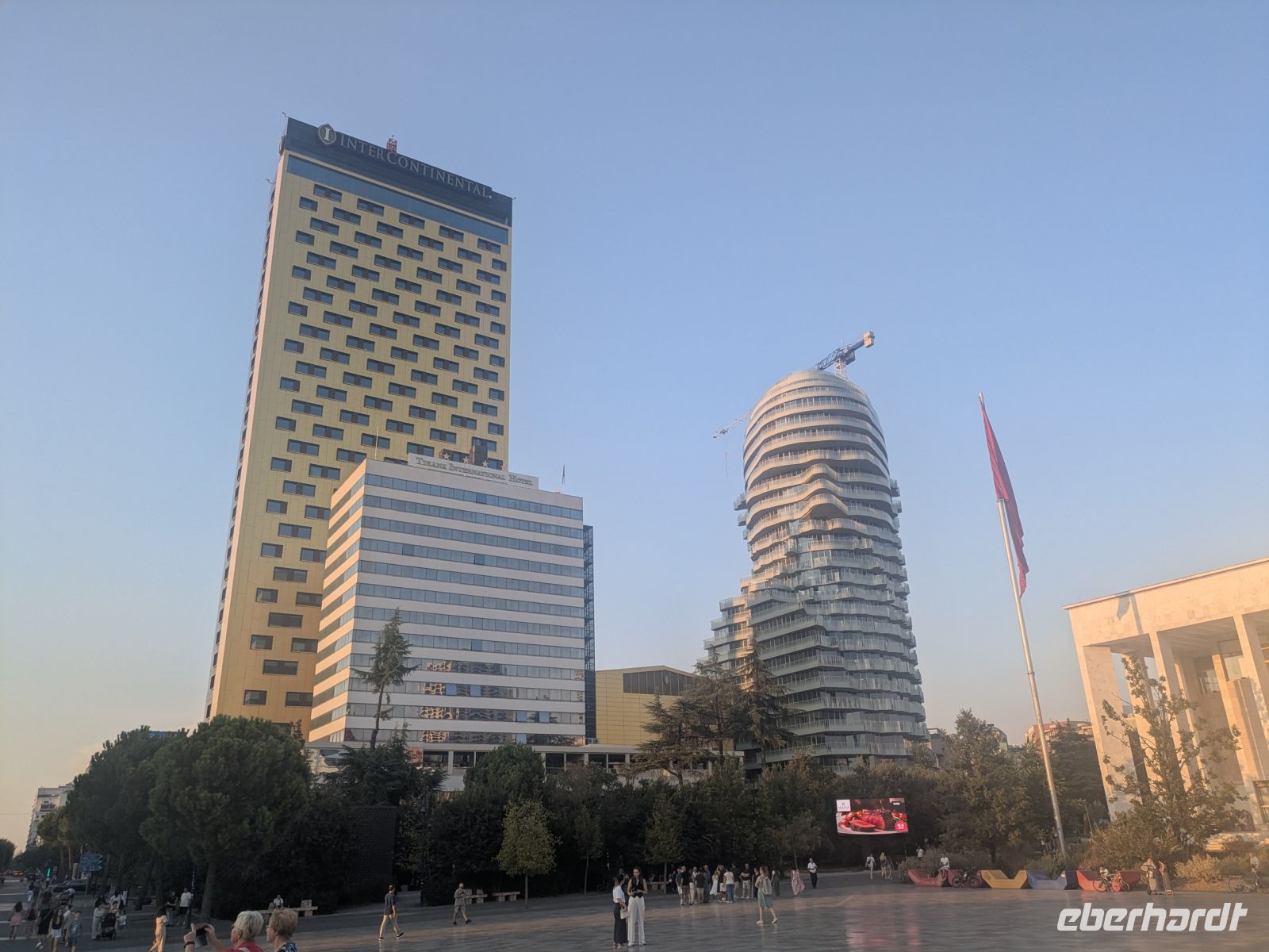Beeindruckende Architektur am Skanderbeg Platz 2 &ndash; &copy; Günter Thomas Menzel (Eberhardt TRAVEL)