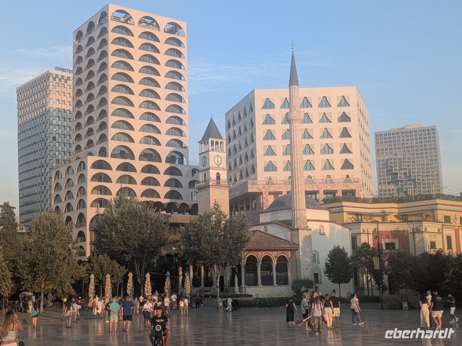 Moderne Gebäude am Skanderbeg Platz mit Moschee &ndash; &copy; Günter Thomas Menzel (Eberhardt TRAVEL)