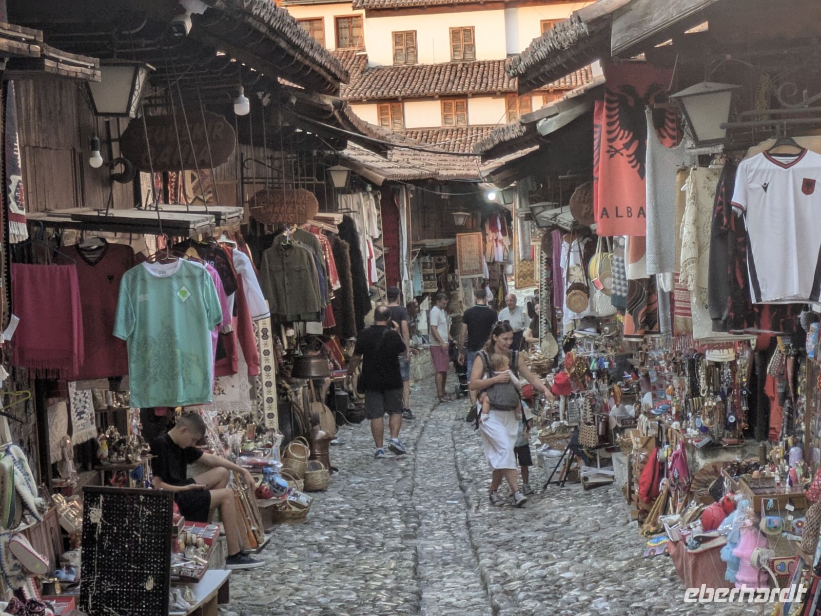 Viele Verkaufsstände in Kruja &ndash; &copy; Günter Thomas Menzel (Eberhardt TRAVEL)