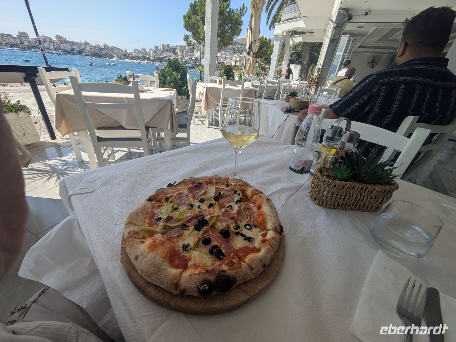 Pizza Wein Wasser direkt am Meer für 11 Euro &ndash; &copy; Günter Thomas Menzel (Eberhardt TRAVEL)