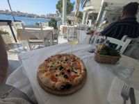 Pizza Wein Wasser direkt am Meer für 11 Euro &ndash; &copy; Günter Thomas Menzel (Eberhardt TRAVEL)
