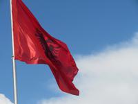 albanische Flagge &ndash; &copy; Sylvia Sann (Eberhardt TRAVEL)