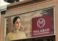 Indische Bollywoodschönheiten werben für Gold im Souq von Dubai &ndash; &copy; Simone Willner (Eberhardt TRAVEL)