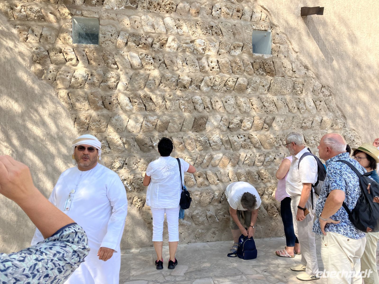 Altes Dubai - Erklärungen von RL Ibrahim zum Baustil &ndash; &copy; Sabine C. Seifert (Eberhardt TRAVEL)