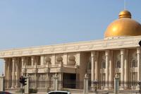 Sharjah - Verwaltungsgebäude am Koran-Kreisverkehr &ndash; &copy; Marianne Förster (Eberhardt TRAVEL)