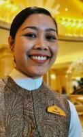 Eine sehr nette Philippina serviert uns all die Köstlichkeiten &ndash; &copy; Simone Willner (Eberhardt TRAVEL)
