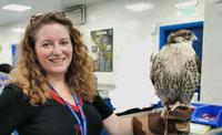 Simone und alle Gäste wollen einen solchen Vogel natürlich mal selbst halten &ndash; &copy; Simone Willner (Eberhardt TRAVEL)