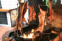 Das Lamm wird über offenem Feuer gegart