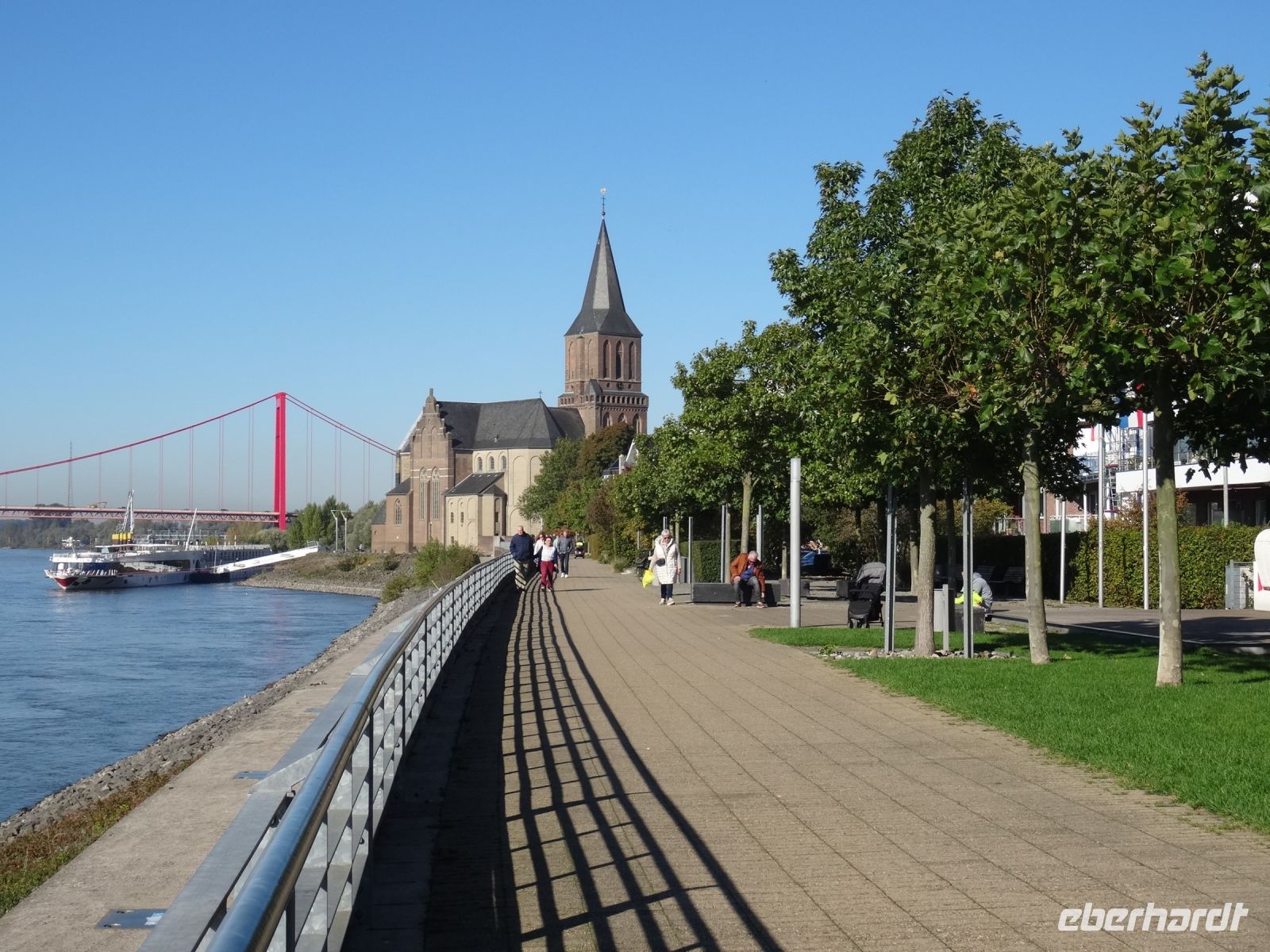 Emmrich - Rheinpromenade mit St. Martini-Kirche und Rheinbrücke &ndash; &copy; Hans-Joachim Trutz (Eberhardt TRAVEL)